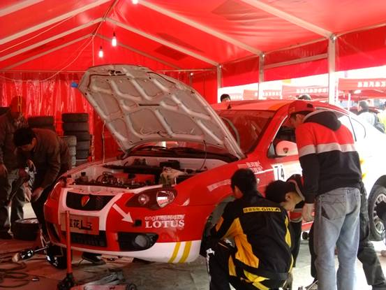 Lotus Rallycar-service.jpg