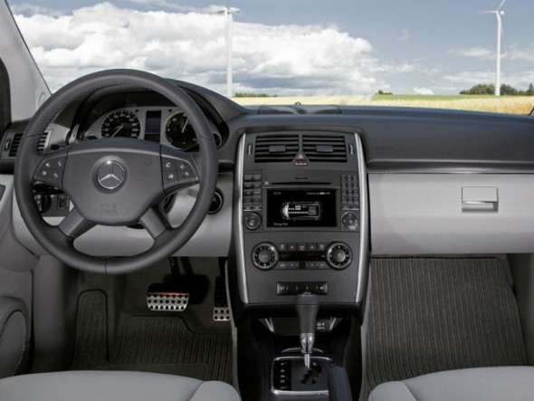 2010-Mercedes-Benz-B-Class-F-CELL-Dashboard-590x443.jpg