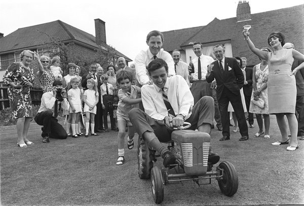 graham-jim-damon-Graham and his son, Damon, playing around with reigning F1 world-champion Jim Clark at his home in ’66 kopie.jpg