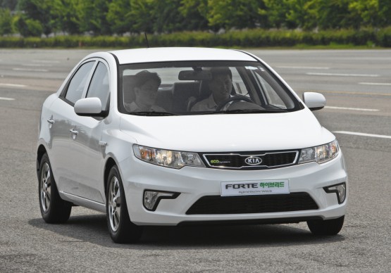 2009_kia_forte_lpi_hybrid_03.jpg